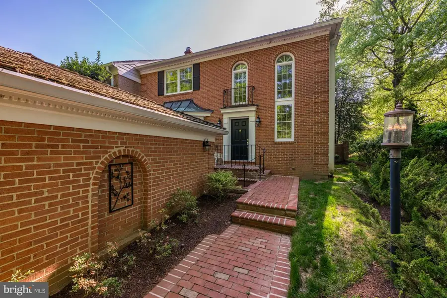 9430 Turnberry Dr, Potomac, MD 20854 - Image #2