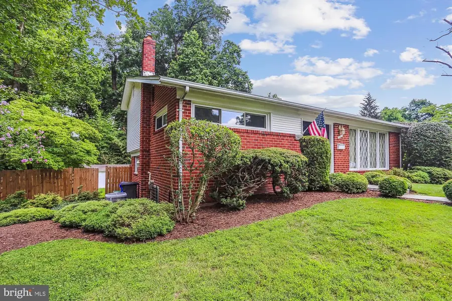 3909 Woodlawn Rd, Chevy Chase, MD 20815 - Image #3