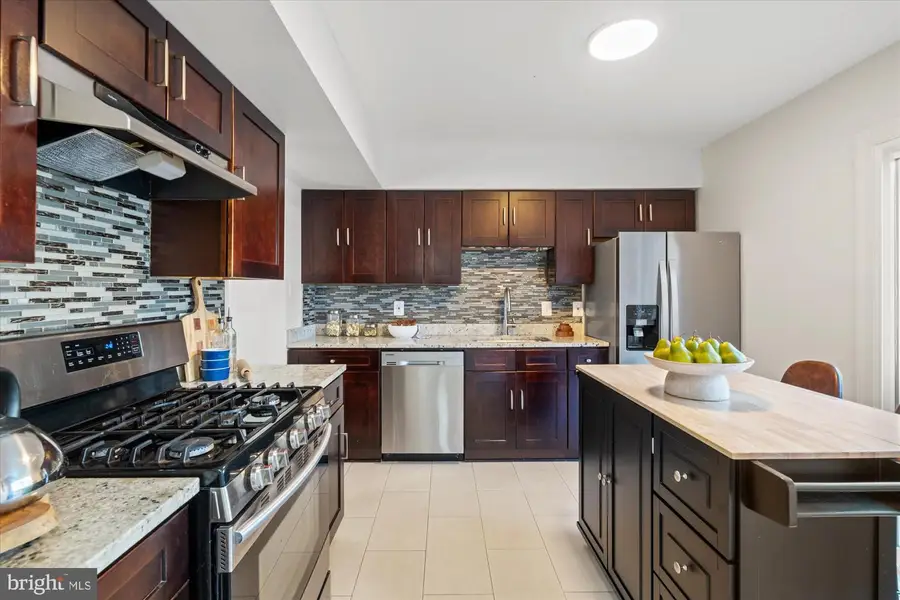 20406 Waters Point Ln, Germantown, MD 20874 - Image #2