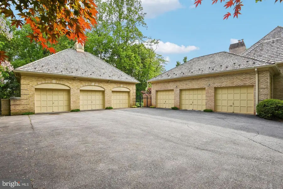 9939 Bentcross Dr, Potomac, MD 20854 - Image #2