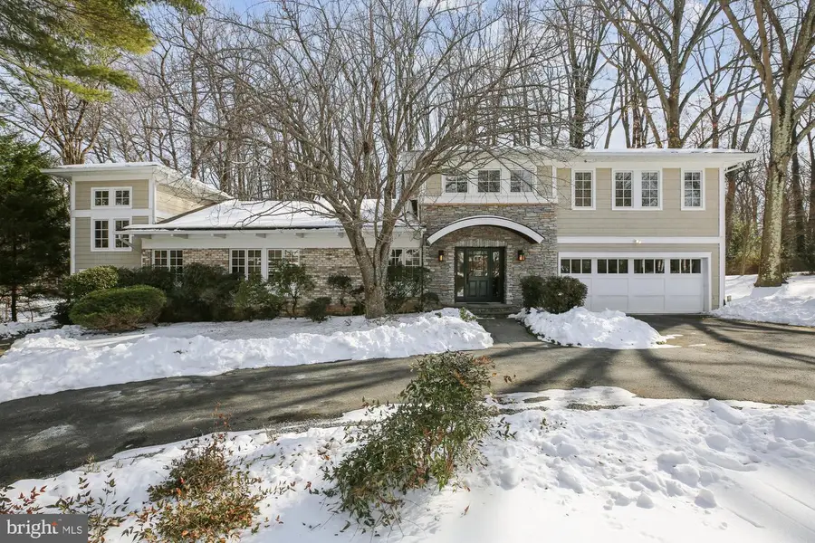 9421 Thrush Ln, Potomac, MD 20854 - Image #2