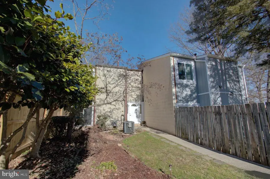 7687 Laytonia Dr, Gaithersburg, MD 20877 - Image #2