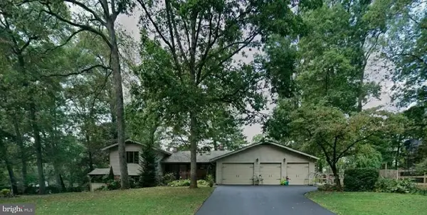 18900 Woodway Dr, ROCKVILLE, MD 20855