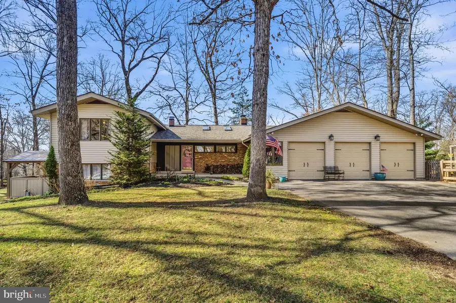 18900 Woodway Dr, Rockville, MD 20855 - #2