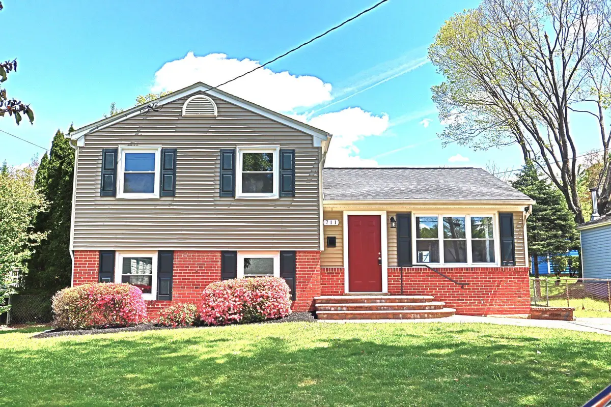 711 Woodburn Rd, Rockville, MD 20851 - #1