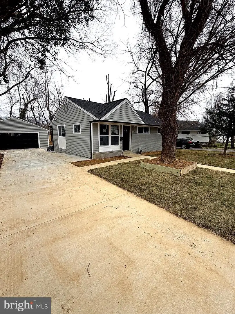 13711 Parkland Dr, Rockville, MD 20853 - #1