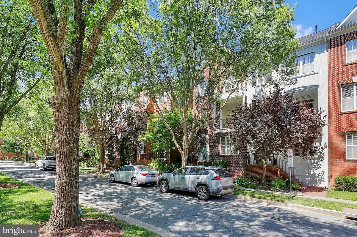 303 Garden View Sq, Rockville, MD 20850 - #1