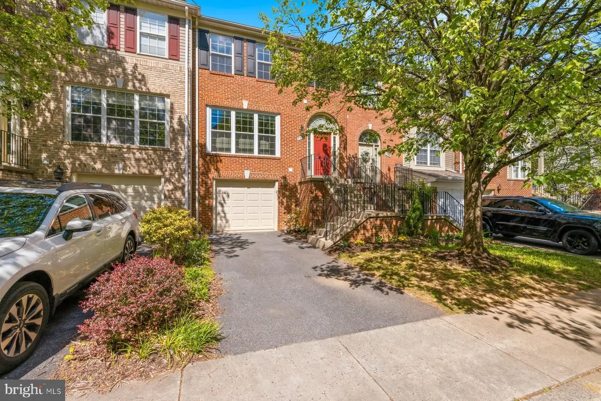 7728 Heritage Farm Dr, Gaithersburg, MD 20886 - #1