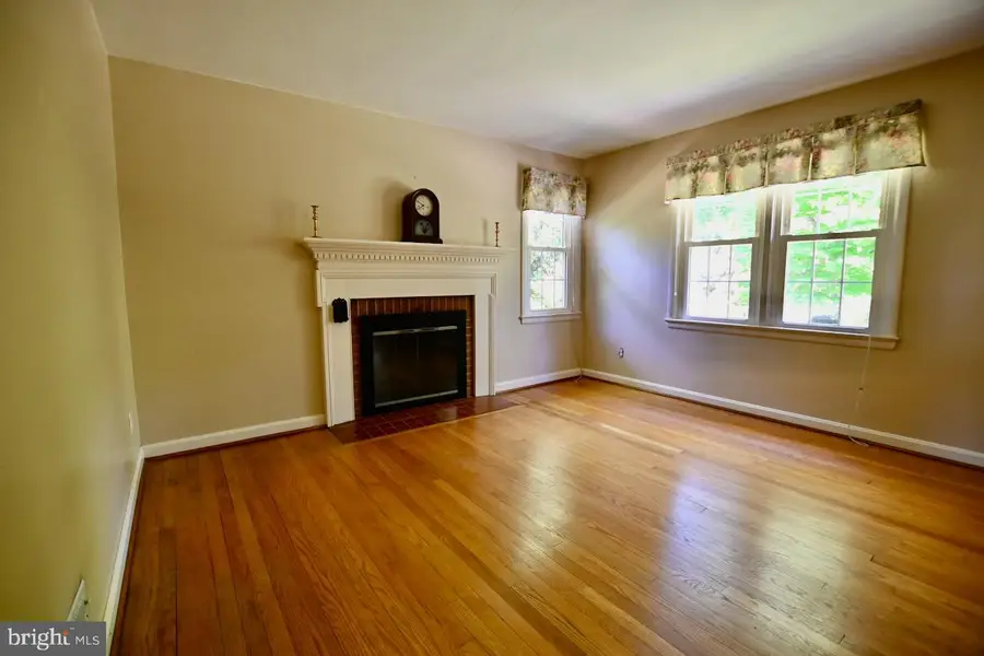 124 Chestnut Ave, Washington Grove, MD 20880 - #3