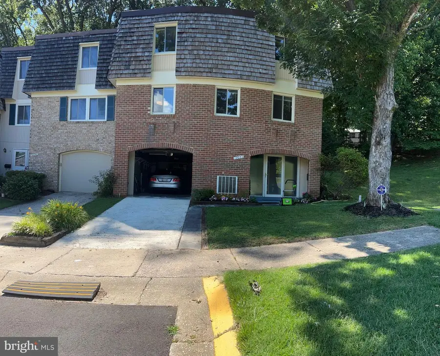 19052 Capehart Dr, Montgomery Village, MD 20886 - #2