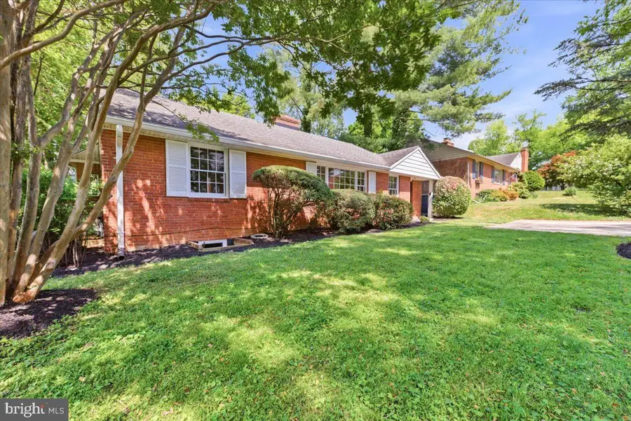 4405 Clearbrook Ln, Kensington, MD 20895 - #2
