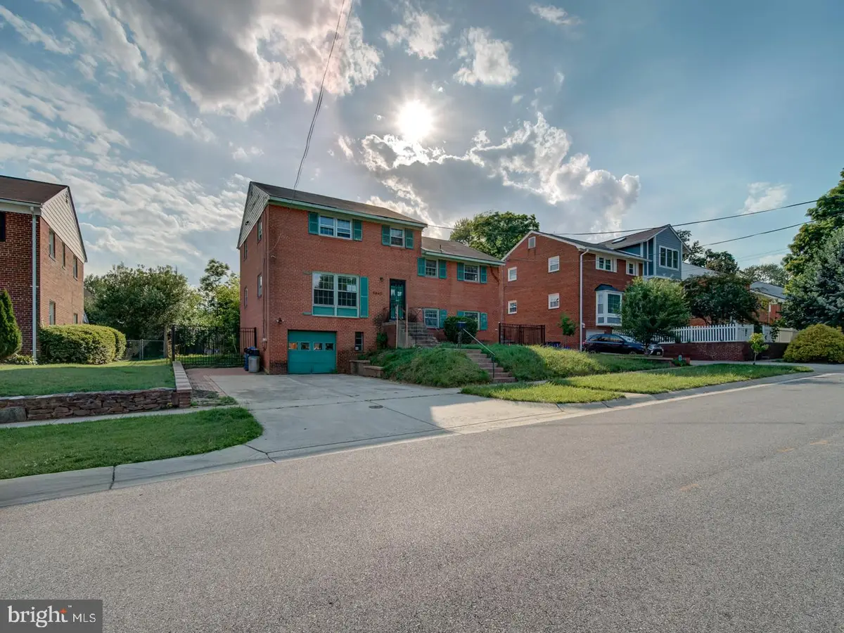 9842 Belhaven Rd, Bethesda, MD 20817 - #1