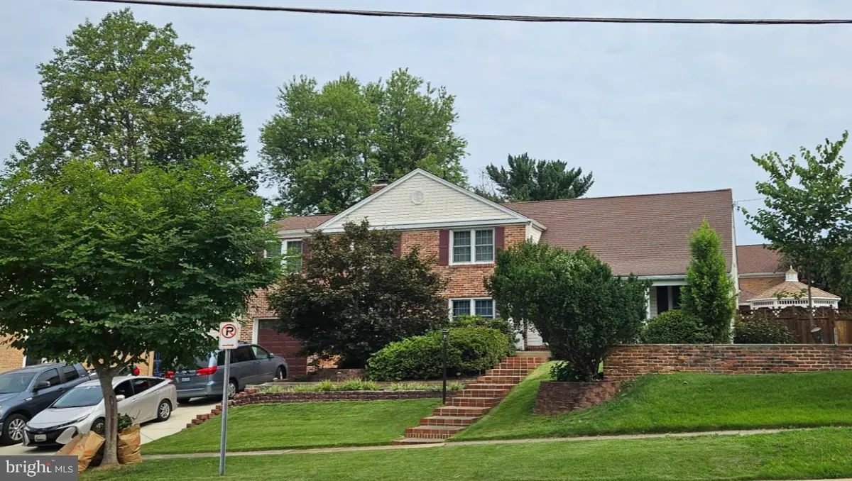 8001 Postoak Rd, Potomac, MD 20854 - #1