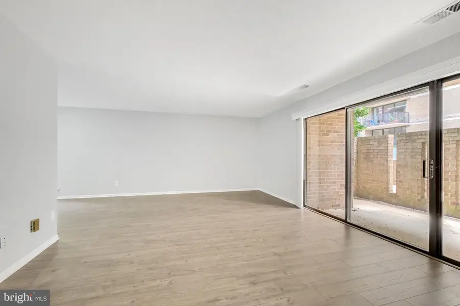114 Monroe St #114-10, Rockville, MD 20850 - #3