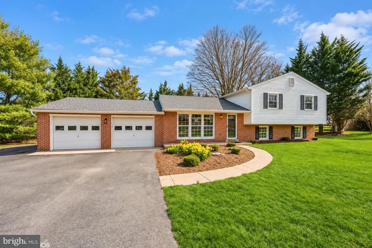 20917 Brooke Knolls Rd, Gaithersburg, MD 20882 - #1