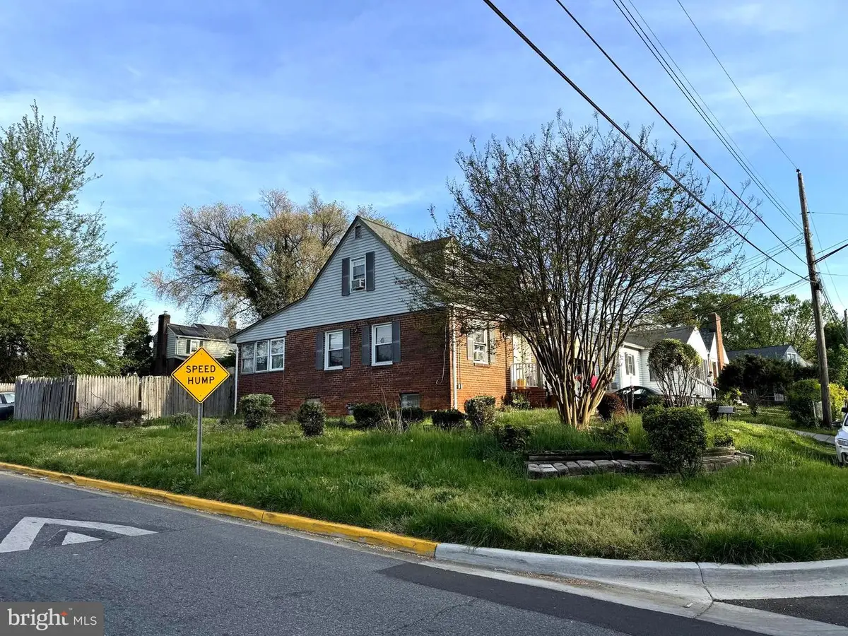 5327 Greenway Dr, Hyattsville, MD 20781 - Image #1