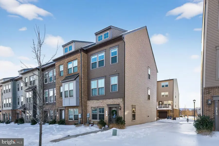 215 Phoenix Dr, Upper Marlboro, MD 20774 - Image #2