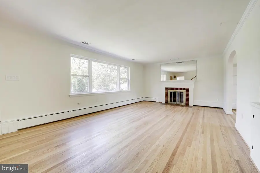 3911 Commander Dr, Hyattsville, MD 20782 - #3