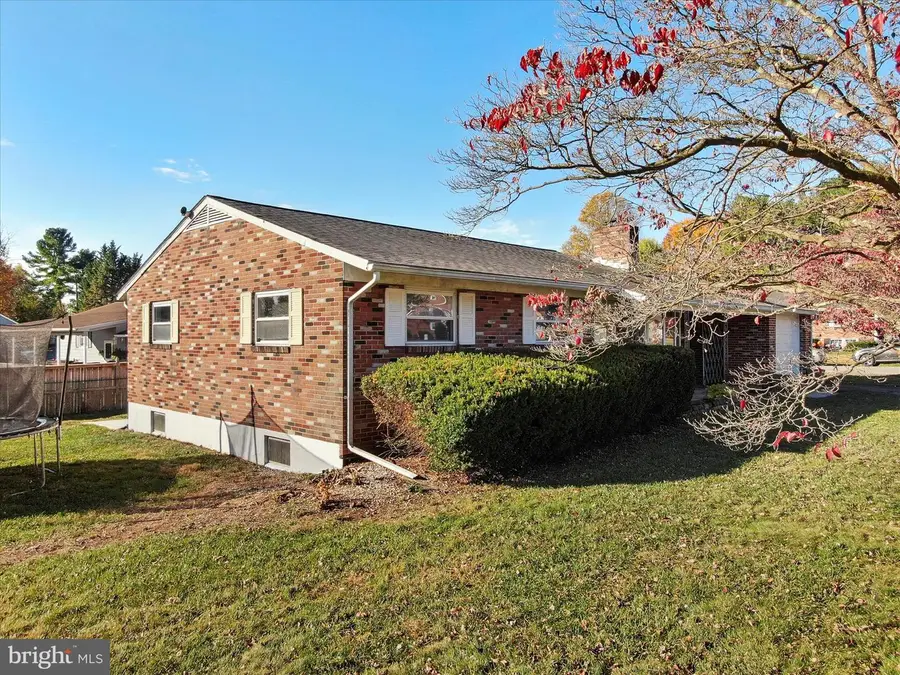 17623 Meadowood Dr, Hagerstown, MD 21740 - Image #3