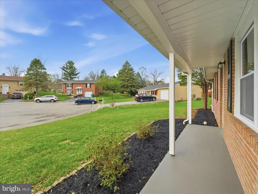 17821 Greentree Ln, Hagerstown, MD 21740 - #3