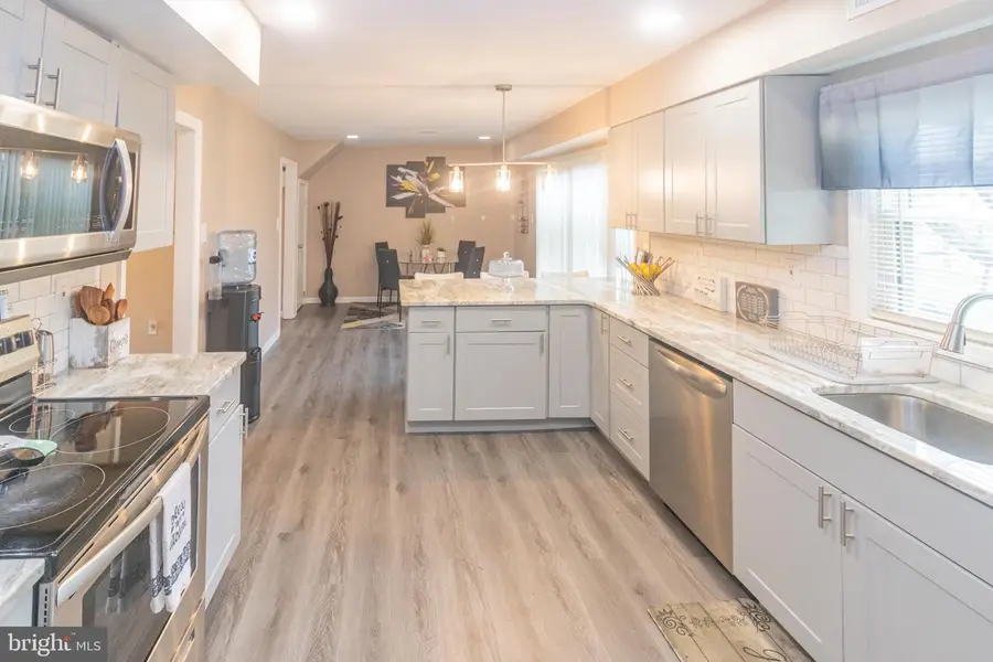 18 Edgewater Ln, Willingboro, NJ 08046 - Image #2