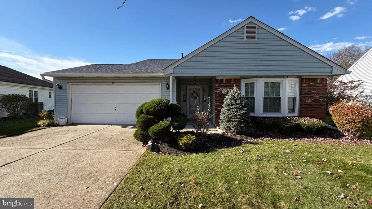 19 Fernwood Ct, Columbus, NJ 08022 - Image #1