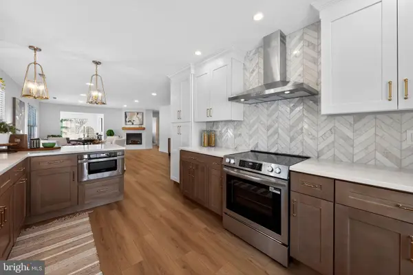 9 Avandale Ct, MOUNT LAUREL, NJ 08054