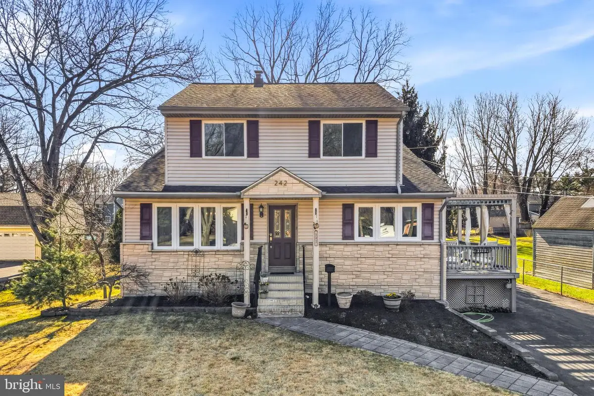 242 Center St, Moorestown, NJ 08057 - #1