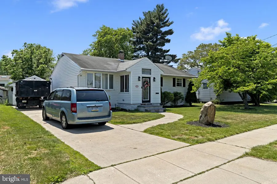 302 W Henry St, Palmyra, NJ 08065 - #3