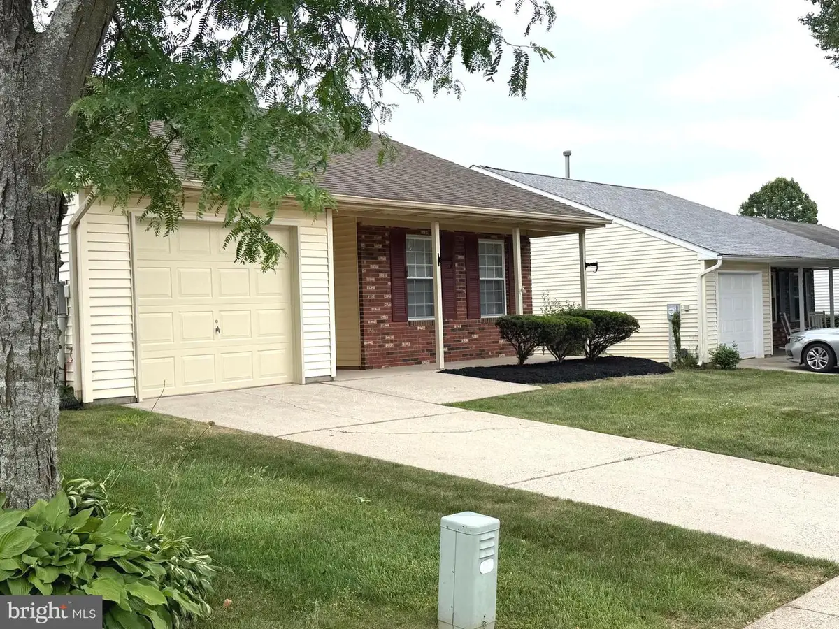 111 Carriage Hill Ct, Columbus, NJ 08022 - #1