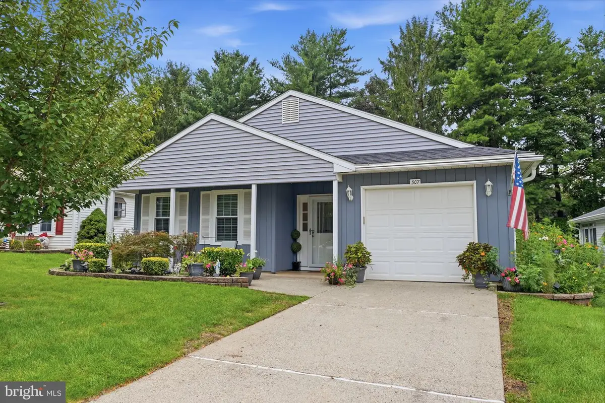 307 Hilltop Ln E, Columbus, NJ 08022 - #1