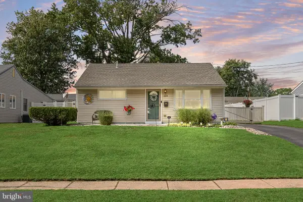 223 E Rudderow Ave, MAPLE SHADE, NJ 08052