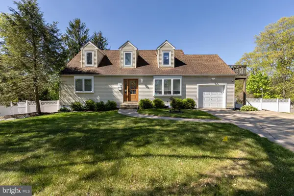 17 Lisa Dr, BLACKWOOD, NJ 08012