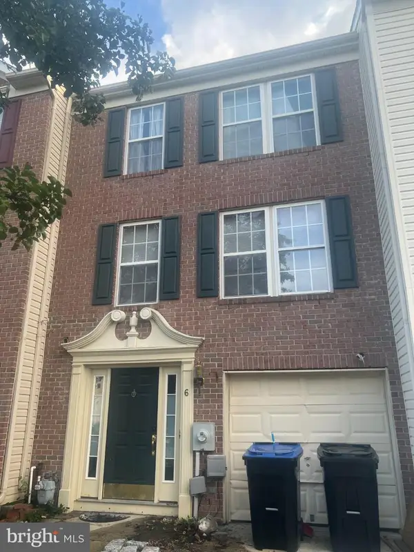 6 Players Ln, PINE HILL, NJ 08021