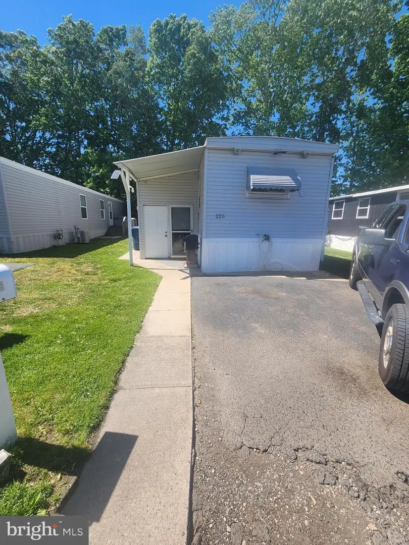 225 Maryland Ave, Williamstown, NJ 08094 - #1