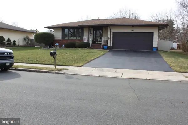 8 Mint Leaf Dr, HAMILTON, NJ 08690