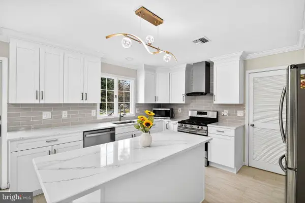 4 Barrington Dr, WEST WINDSOR, NJ 08550