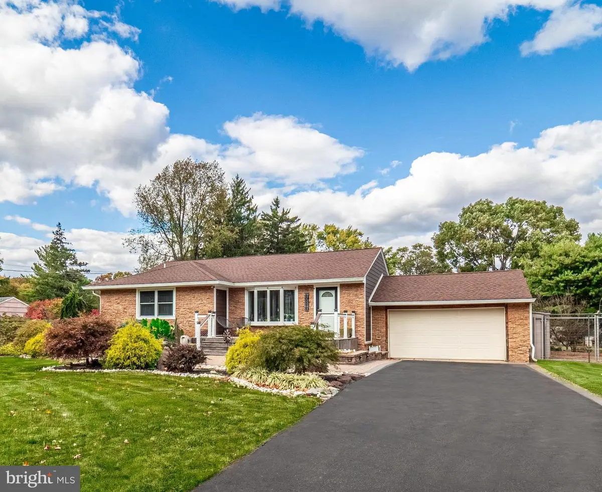 5 Cherokee Dr, Pennington, NJ 08534 - #1