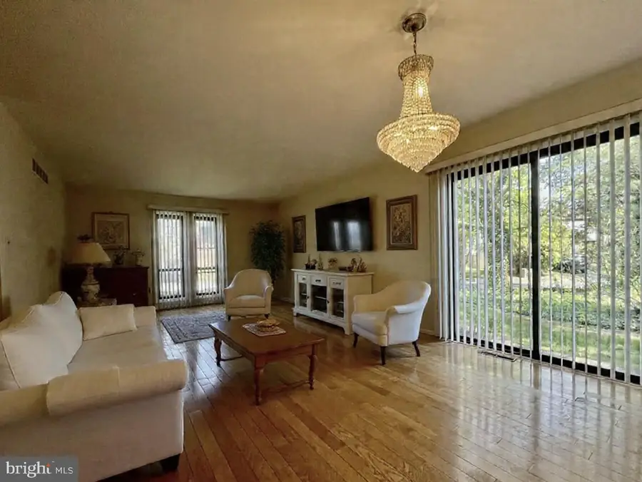 4 Robertson Rd, East Windsor, NJ 08520 - #3