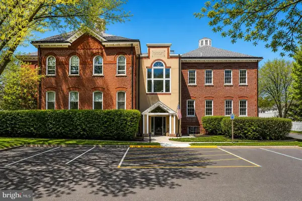 5 Academy Ct, PENNINGTON, NJ 08534