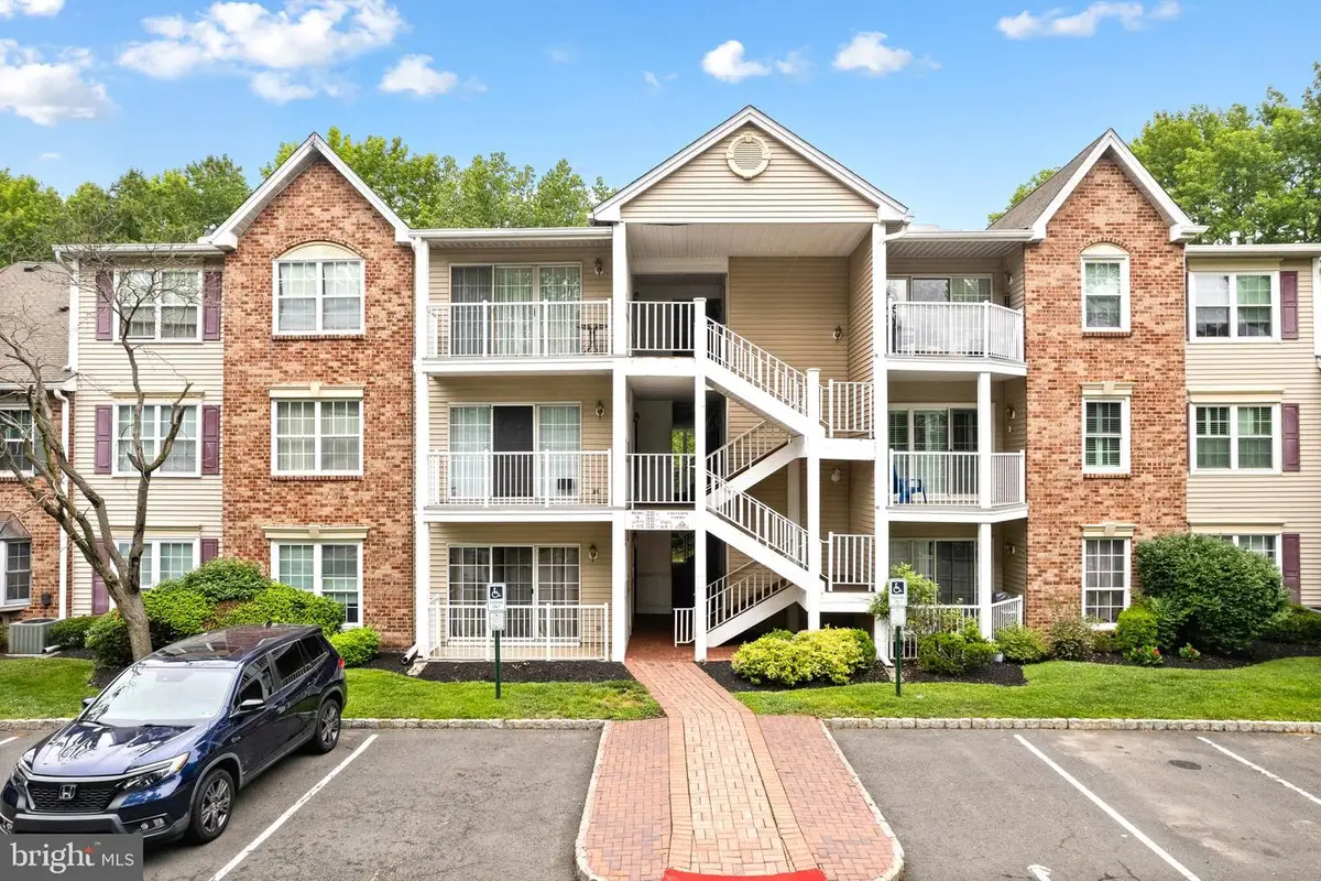 77 Cheverny Ct, Hamilton, NJ 08619 - #1