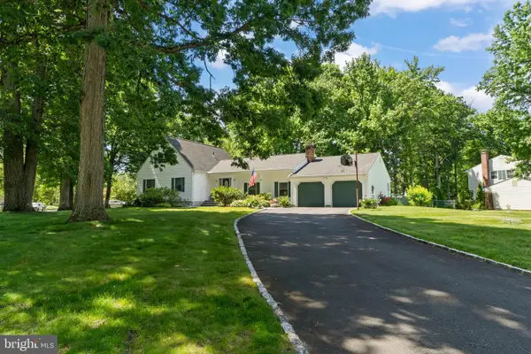 2 Holly Dr, EAST WINDSOR, NJ 08520