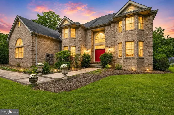 15 Scenic Dr, EWING, NJ 08628