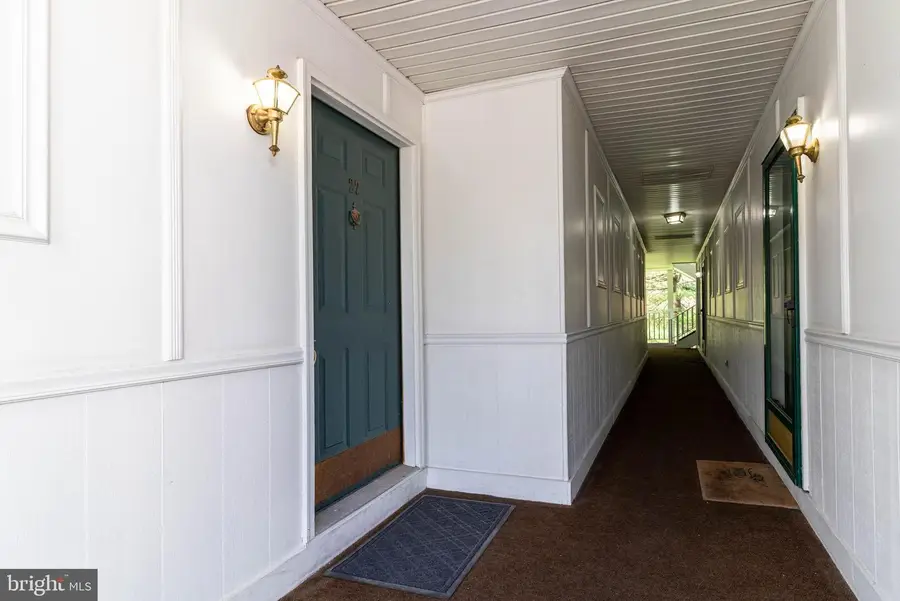 27 Chambord Ct, Hamilton, NJ 08619 - #3