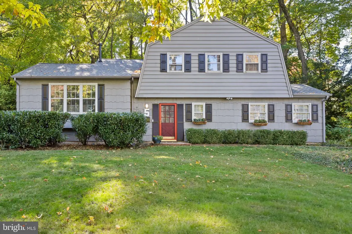 5 Crab Apple Ln, Lawrence, NJ 08648 - #1