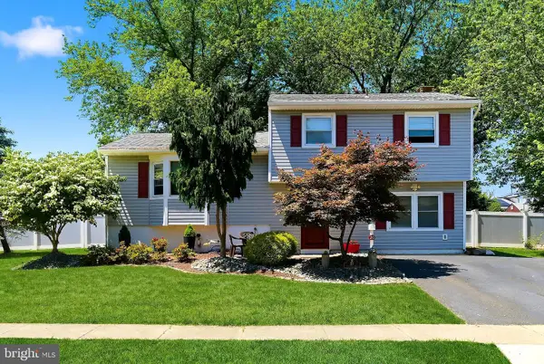 20 Bromley Drive, HAZLET, NJ 07730