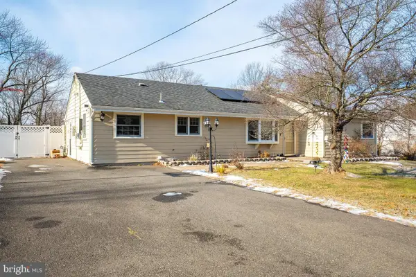 17 Cambridge Road, KENDALL PARK, NJ 08824