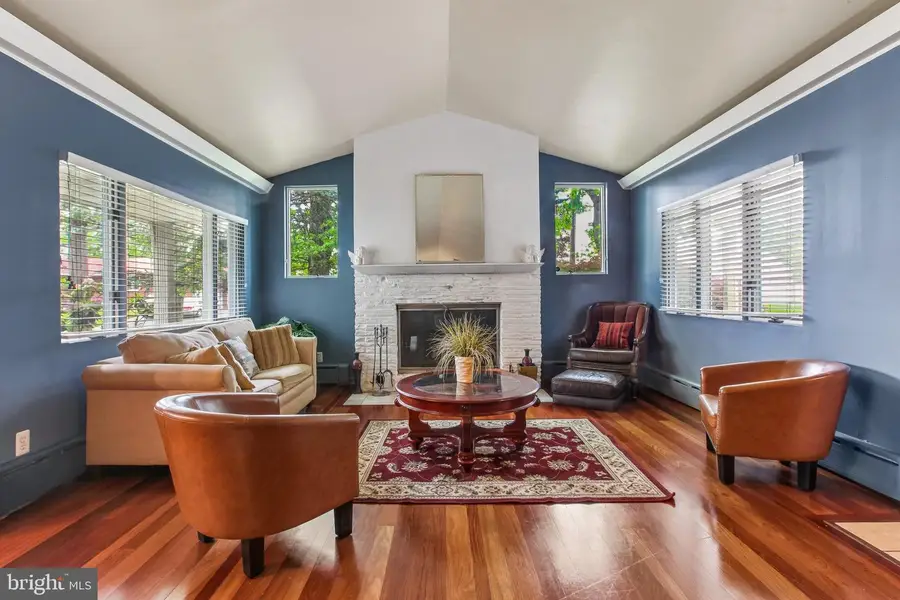 4 Taylor Dr, New Brunswick, NJ 08901 - #3