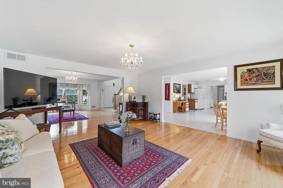 1 Launcelot Dr, Monroe, NJ 08831 - #3