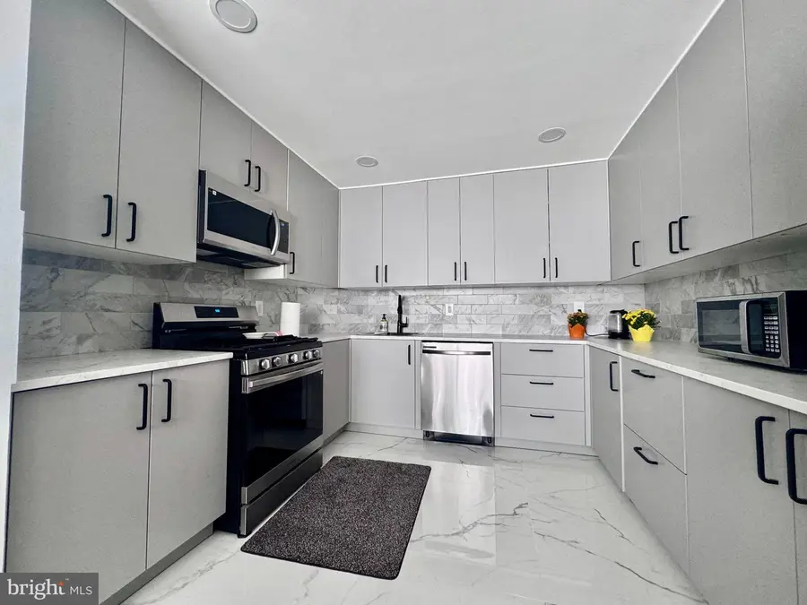 29 Farnham Sq, Parlin, NJ 08859 - #3
